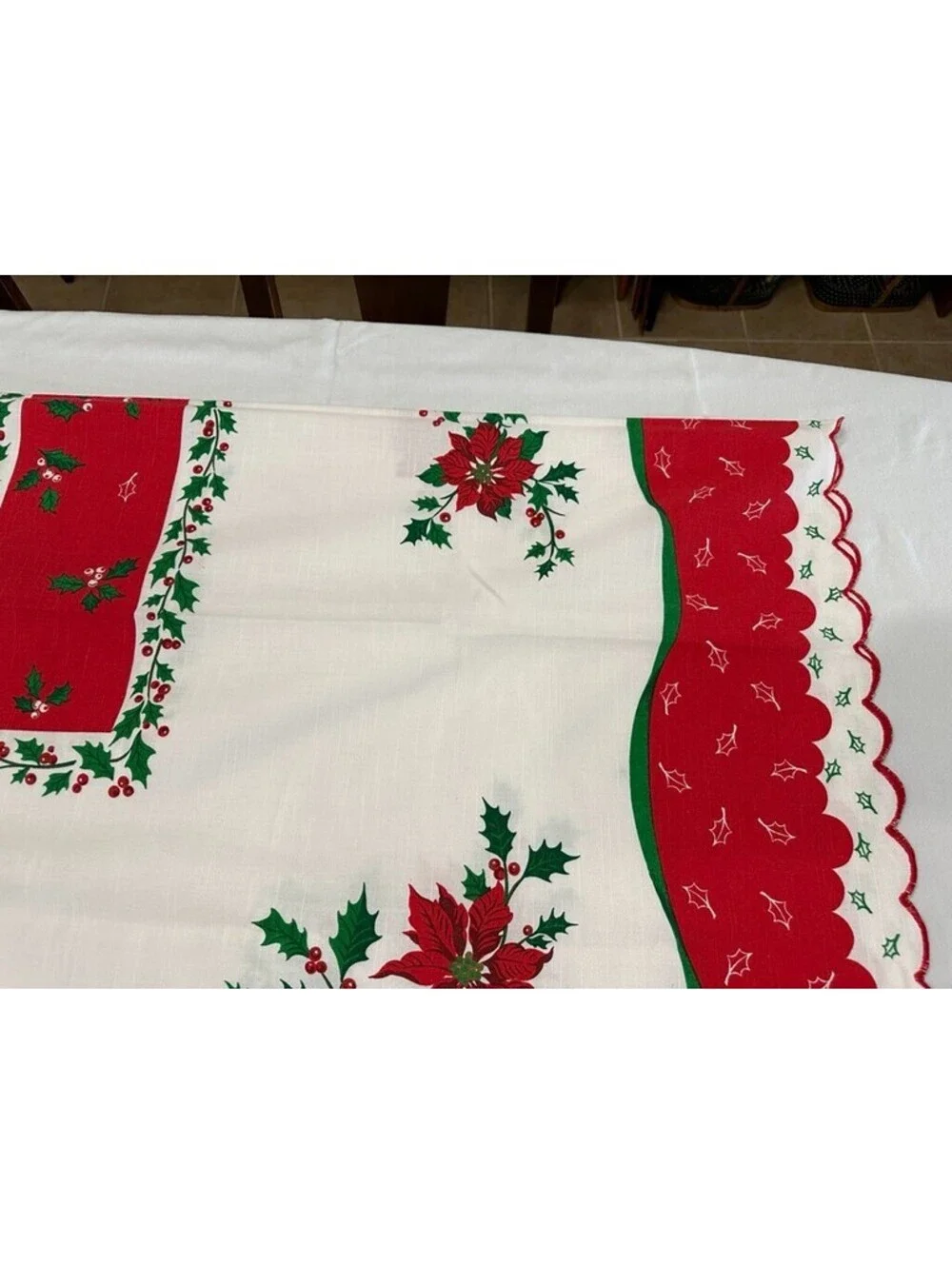 Christmas Holly Poinsettia Tablecloth White Red Rectangle Scalloped Edge 48.5x67